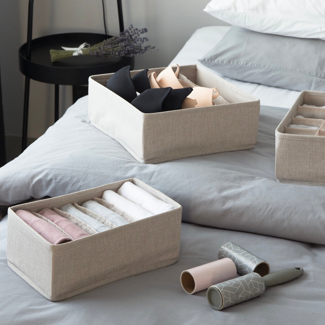 organisera garderob låda med fack bh vik kläder beige grå