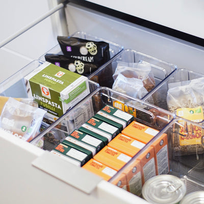 Förvara med transparent låda med handtag. Passar i badrum, skafferi och barnrum. Organisera snyggt med dessa stabila boxar.