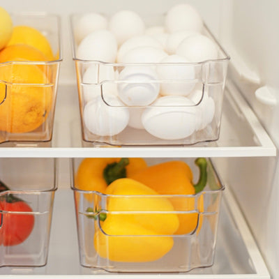 Kylskåpsförvaring i transparent plast. Organisera och förvara med boxar. Smarta med handtag och snygg design