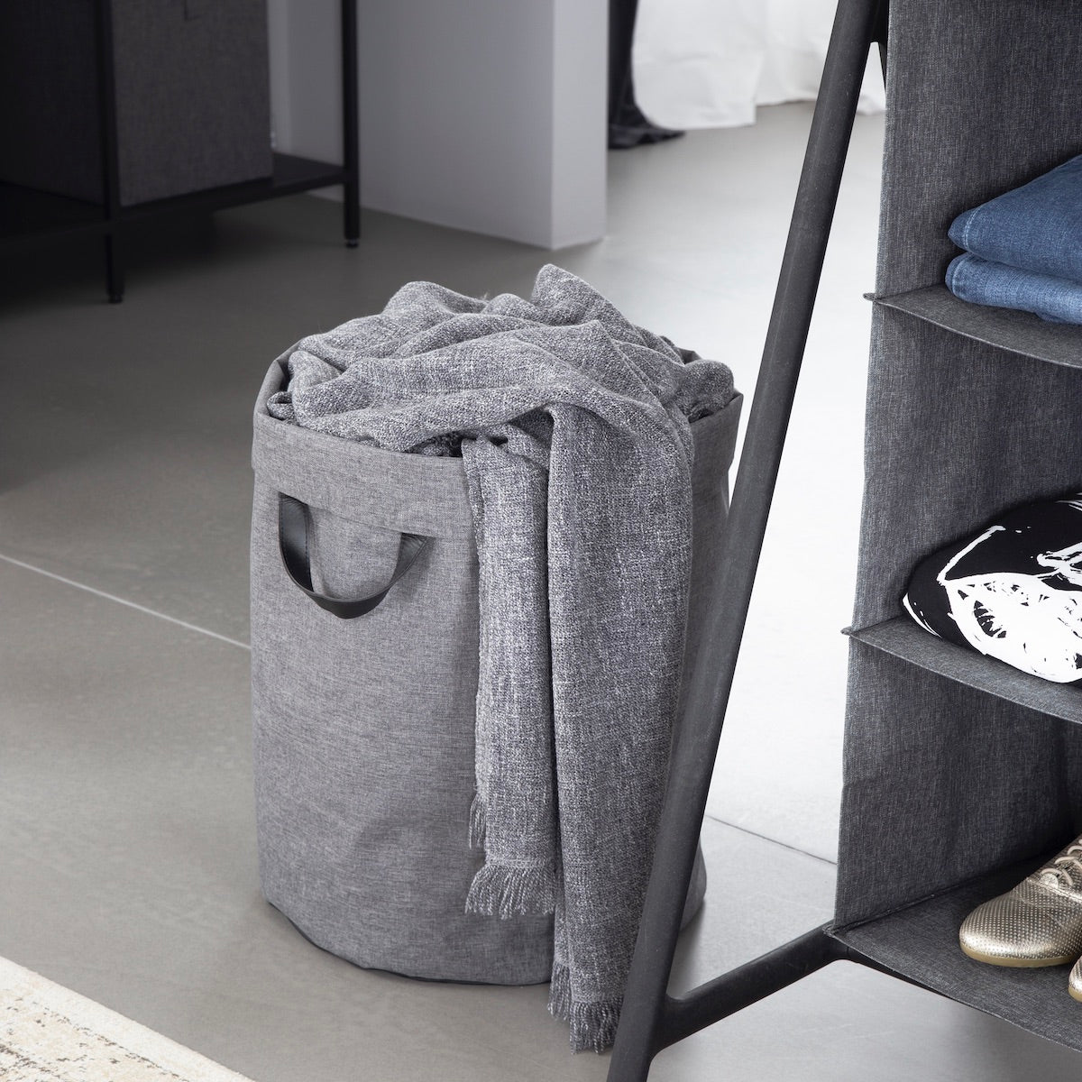 inspiration golv förvaring korg grå tyg med handtag till tvätt och leksaker